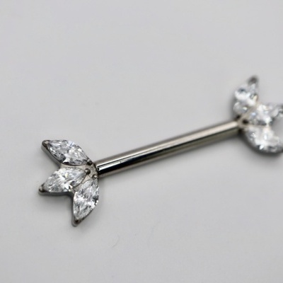 Piercing de barra reta com pedras brilhantes em forma de folha
