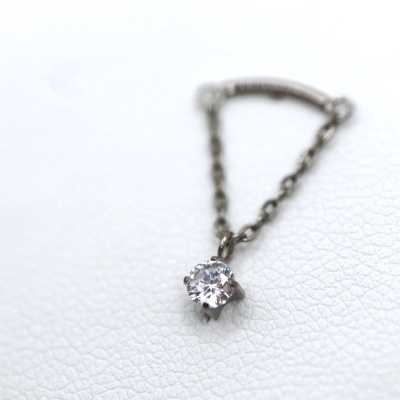 Pulseira metálica prateada com pendente de pedra brilhante