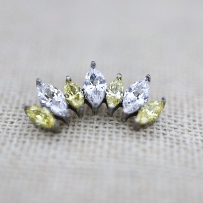 Brinco pequeno com pedras transparentes e amarelas em base metálica prateada