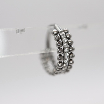 Anel prateado com contas esféricas em duas filas