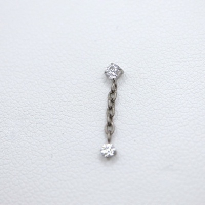 brinco pendurado com pedras brilhantes em fundo branco