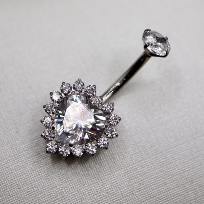 Piercing de umbigo com pedra em forma de coração e pedras pequenas ao redor