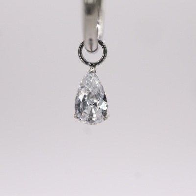 Brinco com pedra em gota transparente e engaste prateado