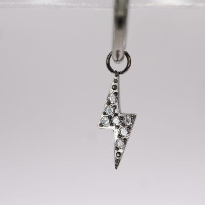 Pingente prateado em forma de raio com cristais