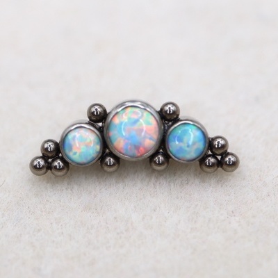 Broche com pedras opala iridescentes e bolas metálicas pretas