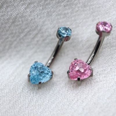 Par de piercings para umbigo com pedras rosas e azuis em tecido branco