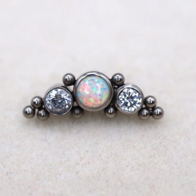 Joia para piercing com três pedras em metal prateado