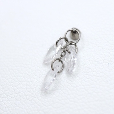 Brinco com três pendentes transparentes em fundo branco