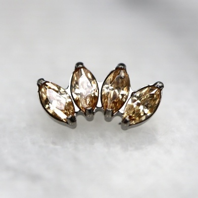 brinco com quatro pedras marquise castanhas sobre fundo branco