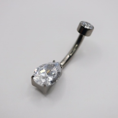 Piercing prateado com pedras brilhantes em forma de gota e redonda