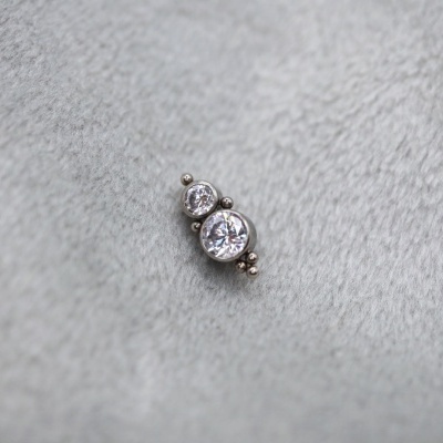 Brinco pequeno em metal prateado com duas pedras brilhantes