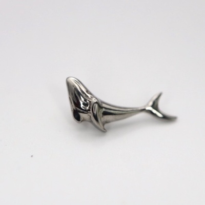 Anel em metal prateado com design de tubarão