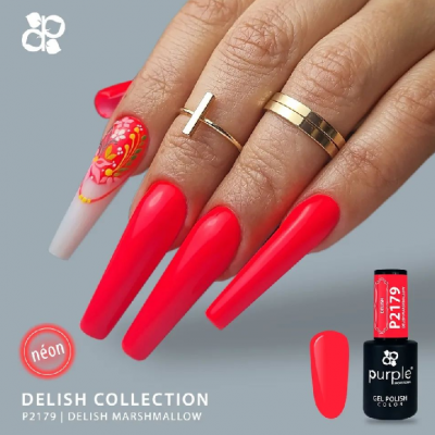 Unhas longas com verniz gel vermelho néon e decoração floral, com anéis dourados e frasco de verniz gel.