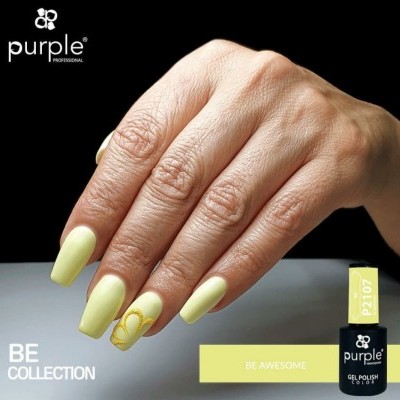 Unhas com verniz gel amarelo claro e detalhe dourado, frasco de verniz Purple Professional P2107 ao lado.