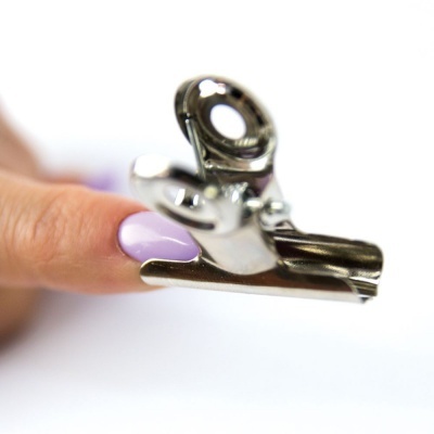 Grampo de cabelo metálico prateado com mola e unhas lilás