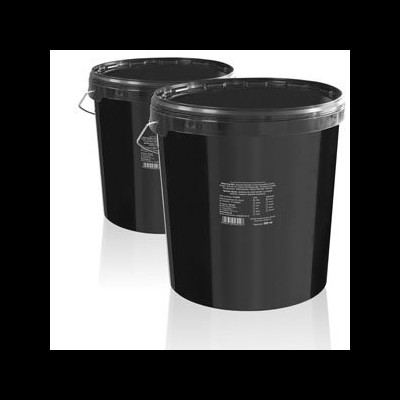 Dois baldes plásticos pretos com tampas e etiquetas brancas