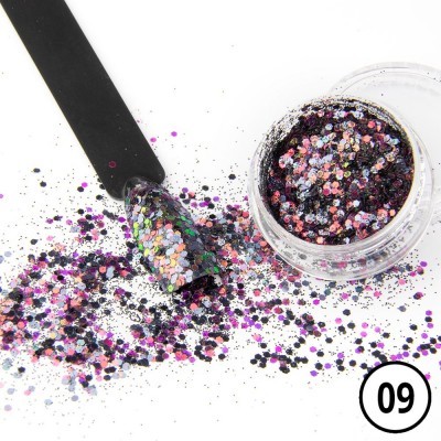 Pó de glitter multicolorido para unhas em recipiente e aplicação