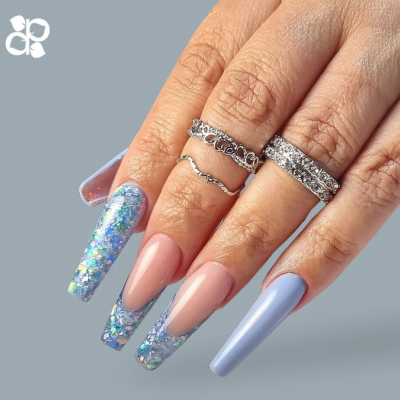 Mão feminina com unhas longas em gel coloridas e três anéis prateados distintos