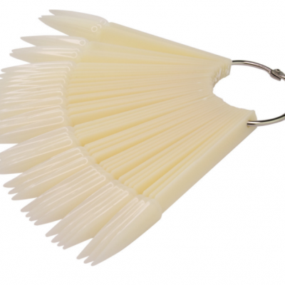 leque de amostras de unhas artificiais em plástico creme com anel metálico