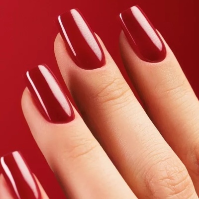 Unhas com verniz vermelho brilhante