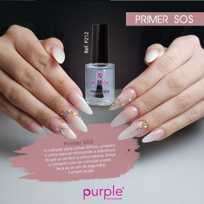 Frasco de Primer SOS purple rodeado por mãos femininas com unhas decoradas