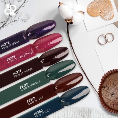 Amostras de vernizes com códigos e nomes, algodão, anéis, cartão com coração e muffin