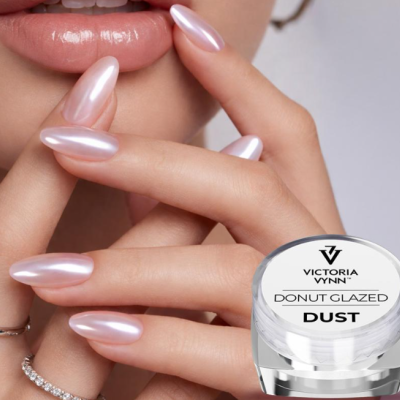 Mãos femininas com unhas peroladas e frasco de pó para unhas Victoria Vynn Donut Glazed Dust