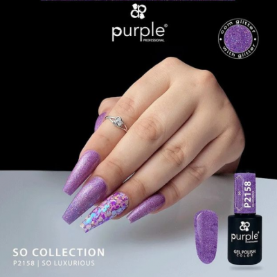 Mão feminina com unhas pintadas de verniz gel lilás glitter e verniz decorativo, ao lado frasco de verniz gel preto Purple SO COLLECTION.