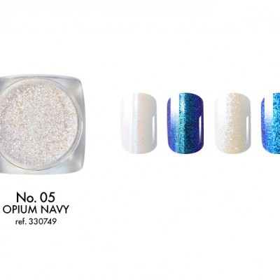 Pó de glitter para unhas cor Opium Navy com exemplos de aplicação.