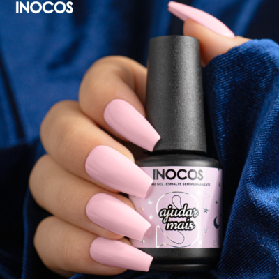 frasco de verniz gel semipermanente rosa claro INOCOS com mão a segurá-lo