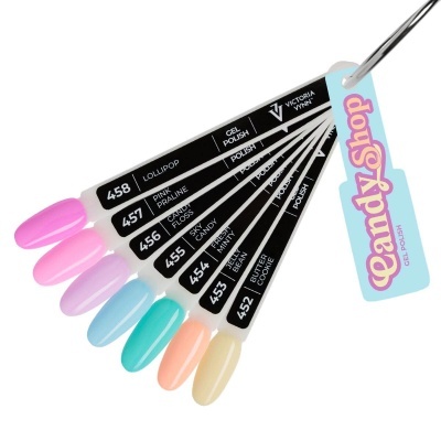 Mostruário de verniz gel Victoria Vynn com seis cores pastel penduradas numa etiqueta Candy Shop.