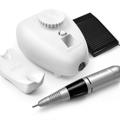 Aparelho elétrico branco com pedal, suporte e caneta metálica sobre fundo branco