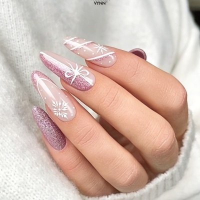 Unhas pintadas em glitter rosa e desenhos brancos sobre fundo translúcido rosado