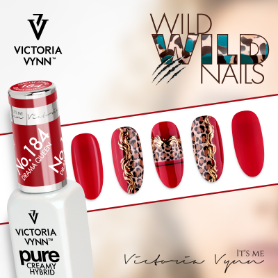 Verniz Victoria Vynn nº 184 Drama Queen com unhas vermelhas e decoradas com padrão animal print e dourado