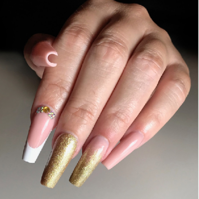 Unhas artificiais decoradas em rosa, dourado e branco com pedras brilhantes