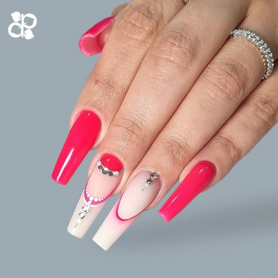 Unhas decoradas rosa e branco com pedras em mão feminina