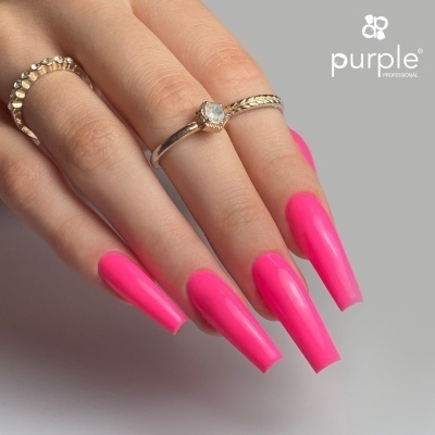 Mão com unhas longas rosa e anéis dourados com fundo cinzento