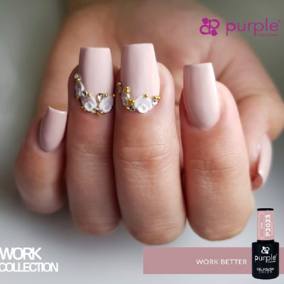 Mão com unhas compridas cor nude rosada fosca e decoração de pedras, marca Purple Professional e coleção WORK COLLECTION