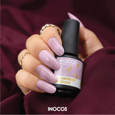 Esmalte gel lilás Moscatel natura da INOCOS numa mão com unhas esmaltadas