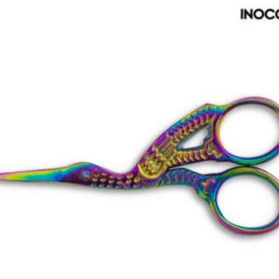 Tesoura pequena iridescente com duas argolas para os dedos e marca INOCOS