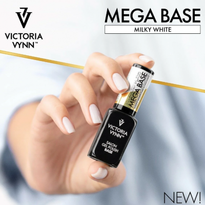 Frasco de verniz gel preto MEGA BASE VICTORIA VYNN com mão e unhas brancas milky white