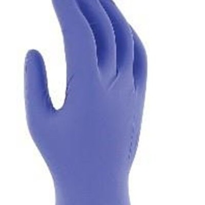 Luva descartável azul erguida sobre fundo branco