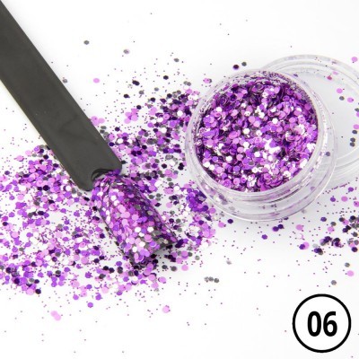 Frasco transparente com glitter roxo e preto e aplicador de unhas coberto com glitter numa superfície branca.