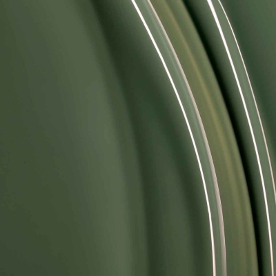 Prato de cerâmica verde fosco com linhas brancas nas bordas