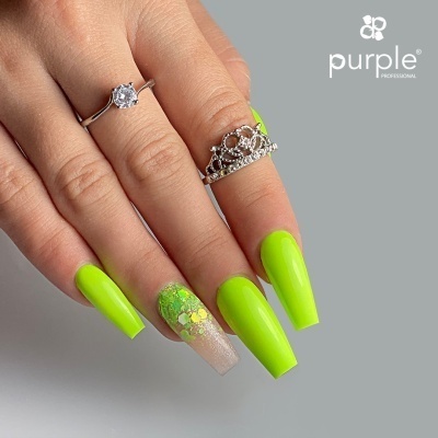 Mãos femininas com unhas verdes neon e anéis prateados