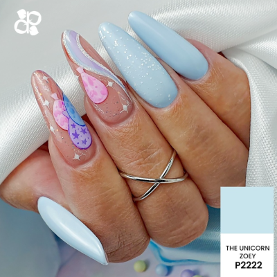 Unhas artificiais decoradas em azul claro e rosa com desenhos de nuvens e estrelas
