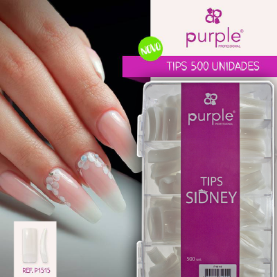 Embalagem de 500 tips para unhas brancas translúcidas Purple Professional modelo Sidney ao lado de mão com unhas postiças decoradas