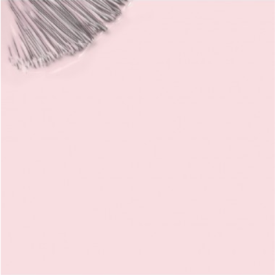 Escova metálica prateada com cerdas arredondadas em fundo rosa claro