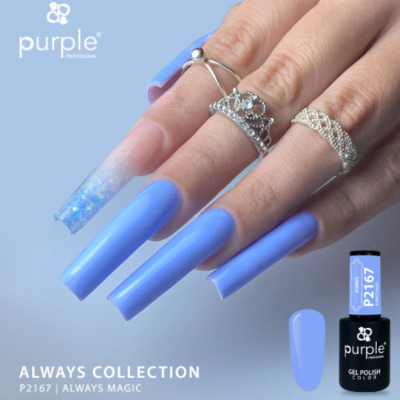 Unhas artificiais longas com verniz gel azul claro e glitter, com anéis prateados e verniz Purple Professional P2167.