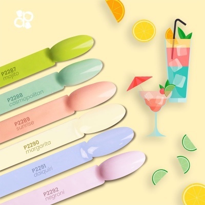 Colheres coloridas com nomes de cocktails e fatias de frutas num fundo amarelo